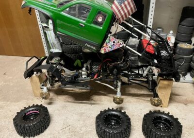 Axial scx6 Umgebaut auf 6x6 mit Portal Achsen und einer honbywing max 4 an 12s Crasse power und extreme Geländegängigkeit. Und genug Zugkraft wenn man sie benötigt